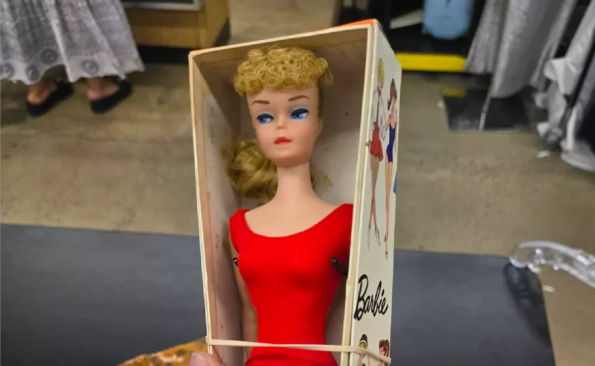 Ősrégi Barbie-t talál egy turkálóban a nő: amikor a doboz aljára néz, megáll a szíve - Fotók