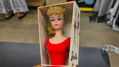 Ősrégi Barbie-t talál egy turkálóban a nő: amikor a doboz aljára néz, megáll a szíve - Fotók