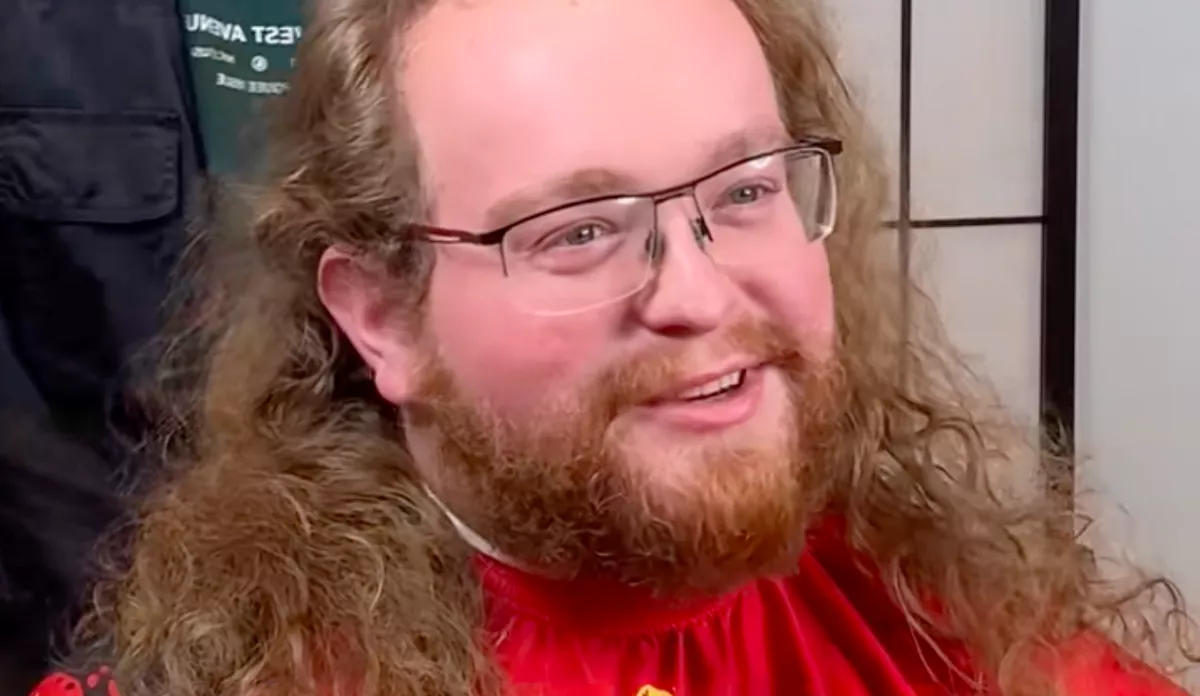 Öt év után ment fodrászhoz a srác: a végeredmény felismerhetetlen - Videó