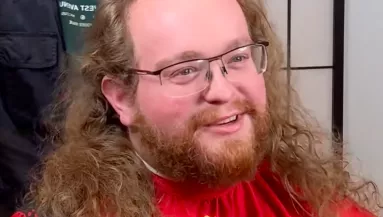 Öt év után ment fodrászhoz a srác: a végeredmény felismerhetetlen - Videó