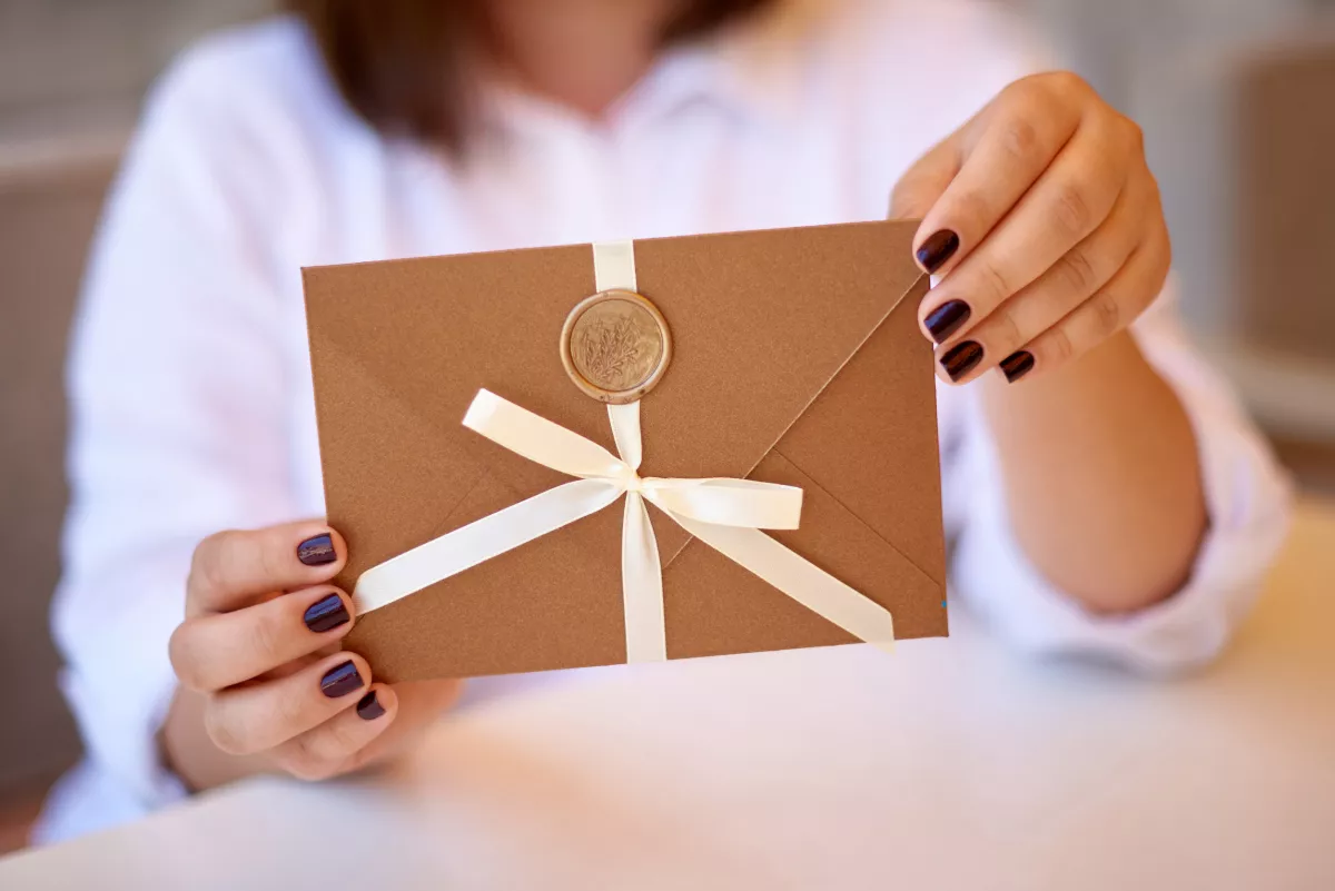 Esküvői meghívót küld a barátainak a pár: amit a postaládában találnak, arra senki nem számított - Fotók