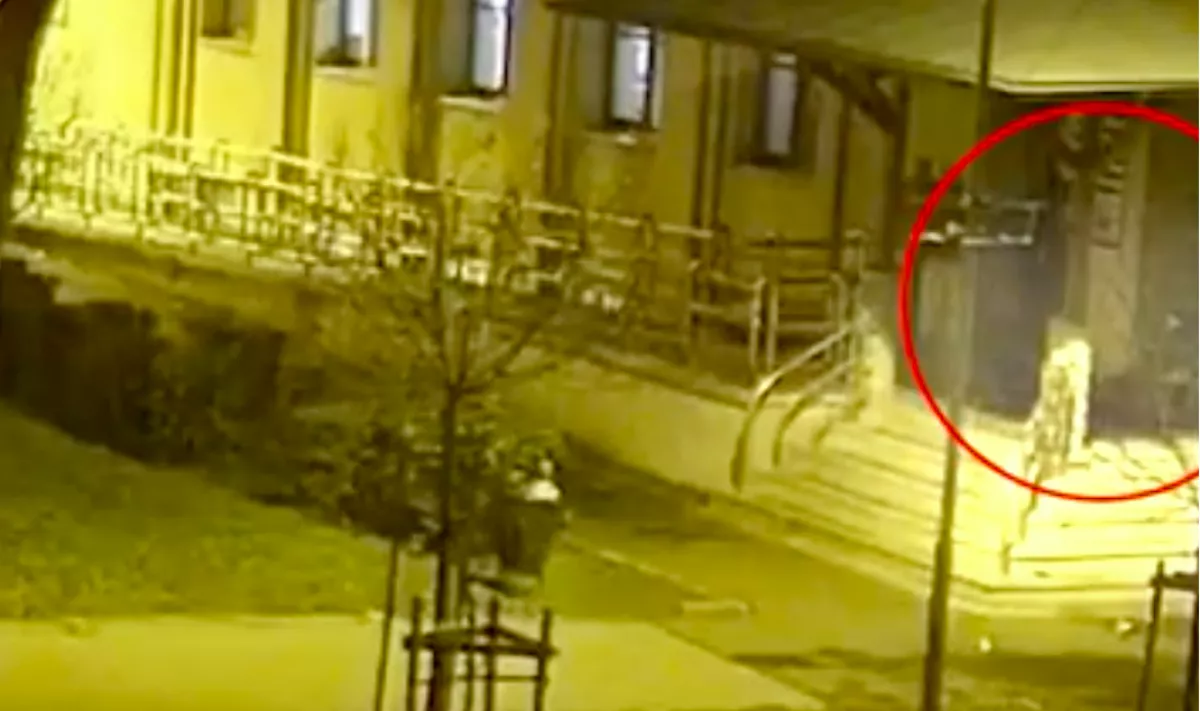 Borzalmas felvétel: Vízzel öntött le egy kispesti férfi egy nőt: belehalt - Videó