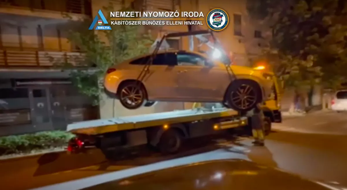 Ugrott a BMW, a milliók és a luxusórák: Denzel Washingtonként is "dolgozott" az 53 éves férfi - Fotók