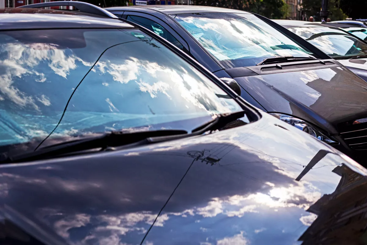 Egy két éves gyerek halt meg egy felforrósodott autóban: őrizetben az apa