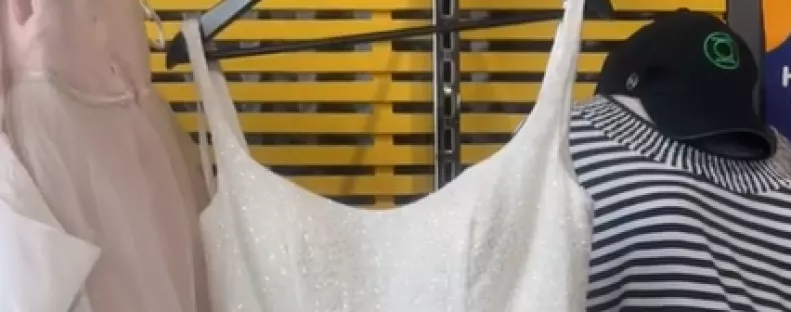 Turkálóban talált menyasszonyi ruhát Emi: az árától leesett az álla - Videó