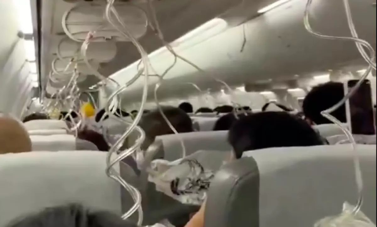 Hatalmas csattanás az utasszállítón: majd 8000 métert zuhant - Egy utas videóra vette