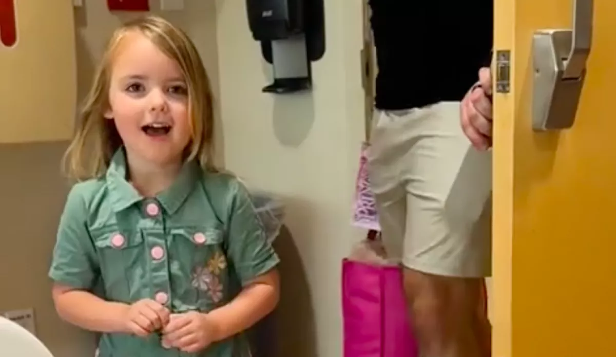 Először találkozik a kislány az újszülött testvérével: amit az anyjától kérdez, milliókat érint meg - Videó