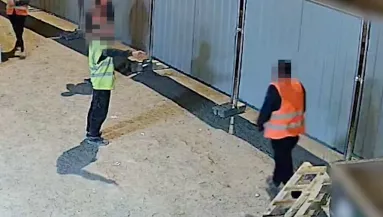 Rászólt a főnőke, hogy ne mobilozzon: amit a férfi ezután tett, azért 15 év börtönt is kaphat - Videó