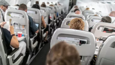 Meglátta a szomszédja telefonján lévő üzenetet az utas: majd a gépet azonnal visszafordították