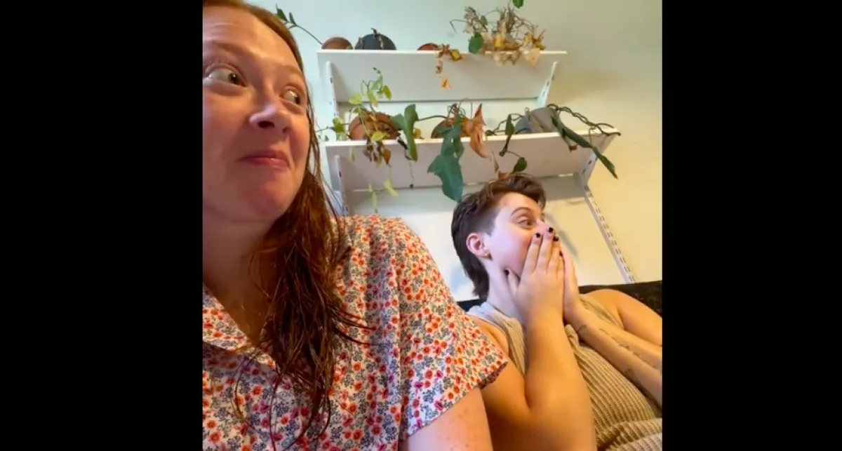 Új kutyust vesznek gondozásba a nők: ami nem sokkal később történik, attól leesik az álluk - Videó