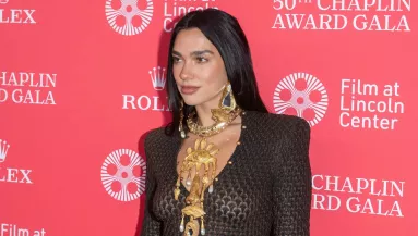 Dua Lipa, Dakota Johnson és a többiek - Ez a meztelenruha a nyár trendje - Fotó