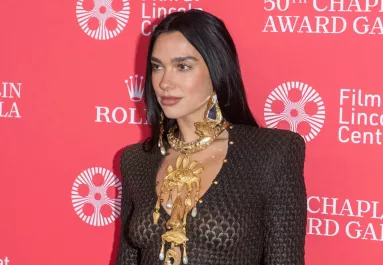 Dua Lipa, Dakota Johnson és a többiek - Ez a meztelenruha a nyár trendje - Fotó