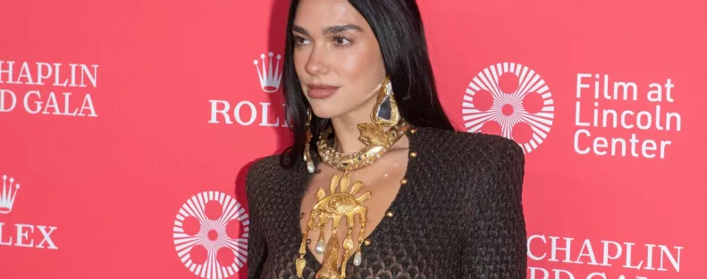 Dua Lipa, Dakota Johnson és a többiek - Ez a meztelenruha a nyár trendje - Fotó
