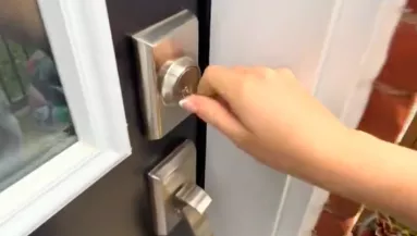 Először lép be az új házba a pár: amint az előszobába érnek, alig hisznek a szemüknek - Videó