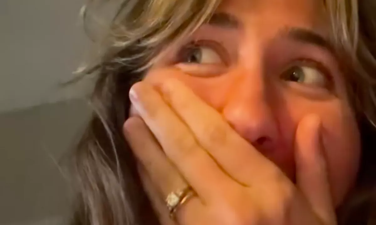 Az egyévesnek kell ébresztenie a bátyját: amikor az anyjuk benéz, hangos nevetésben tör ki - Videó