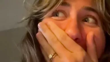 Az egyévesnek kell ébresztenie a bátyját: amikor az anyjuk benéz, hangos nevetésben tör ki - Videó