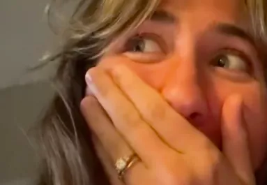 Az egyévesnek kell ébresztenie a bátyját: amikor az anyjuk benéz, hangos nevetésben tör ki - Videó