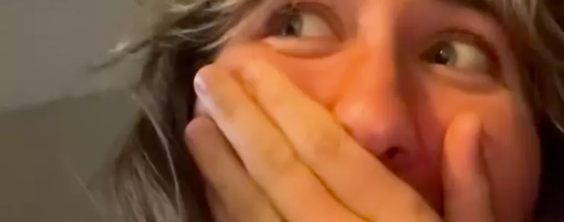 Az egyévesnek kell ébresztenie a bátyját: amikor az anyjuk benéz, hangos nevetésben tör ki - Videó