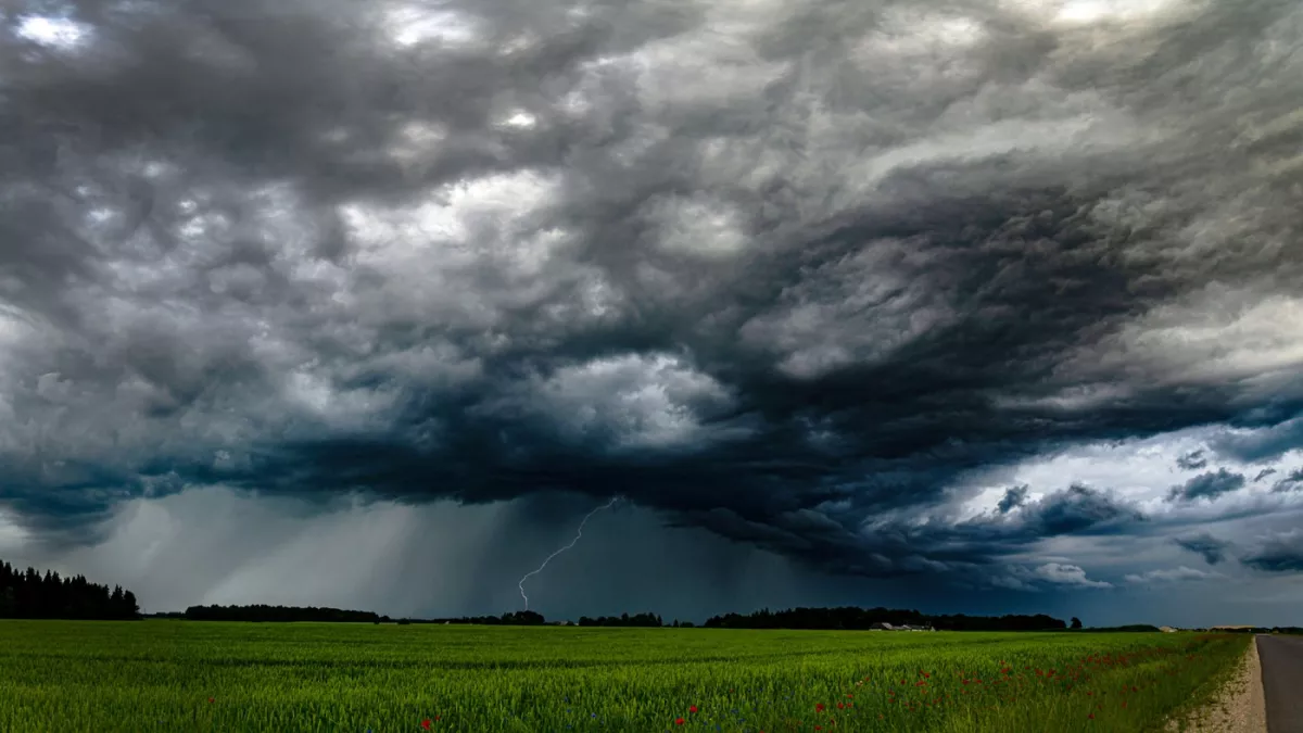 75 km/h-s szél és zivatarok: 11 vármegyére frissítették a riasztást