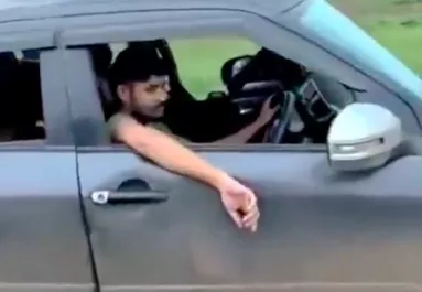 Megelőzi a Suzuki Swiftet az autós: amikor közelebbről meglátja, leesik az álla - Videó