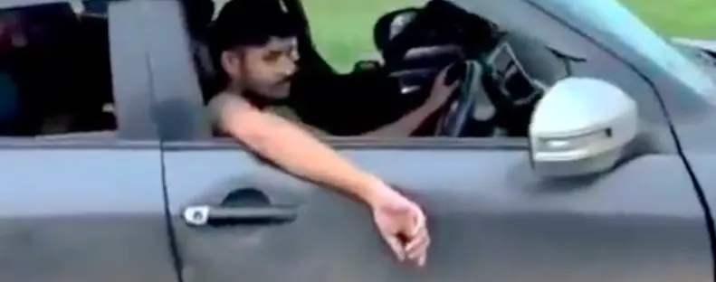 Megelőzi a Suzuki Swiftet az autós: amikor közelebbről meglátja, leesik az álla - Videó