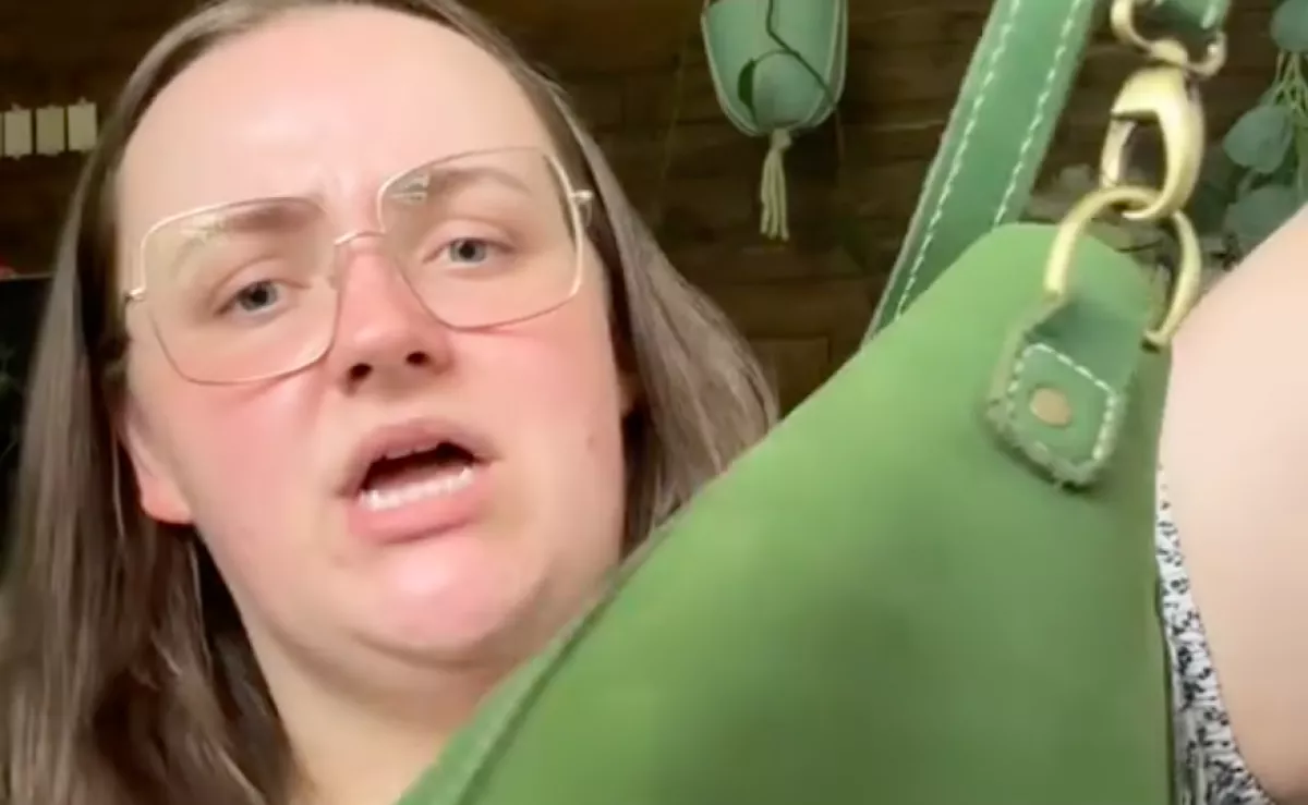 A turkálóban látja meg álmai táskáját a nő: amikor ránéz az árcédulára, nem kap levegőt - Videó