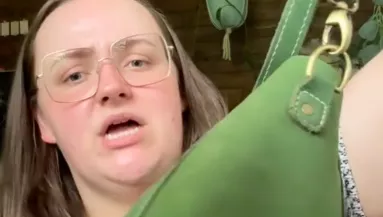 A turkálóban látja meg álmai táskáját a nő: amikor ránéz az árcédulára, nem kap levegőt - Videó