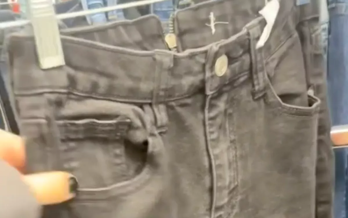 Nadrágot talál a nő a turkálóban: amikor megfordítja, leesik az álla - Videó