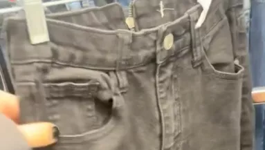 Nadrágot talál a nő a turkálóban: amikor megfordítja, leesik az álla - Videó