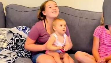 Először látja szakáll nélkül a kislány az apukáját: a reakciója mindent elárul - Videó