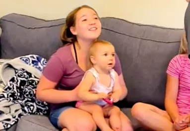 Először látja szakáll nélkül a kislány az apukáját: a reakciója mindent elárul - Videó