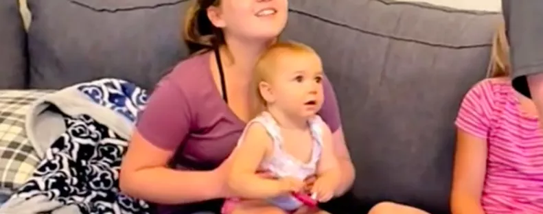 Először látja szakáll nélkül a kislány az apukáját: a reakciója mindent elárul - Videó