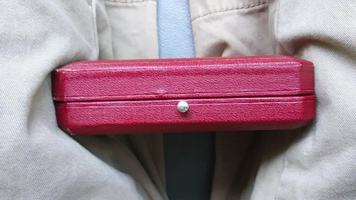 Kinyitja a férfi a fadobozt az antikváriumban: amit benne talál, attól eláll a lélegzete - Videó