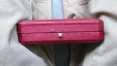 Kinyitja a férfi a fadobozt az antikváriumban: amit benne talál, attól eláll a lélegzete - Videó