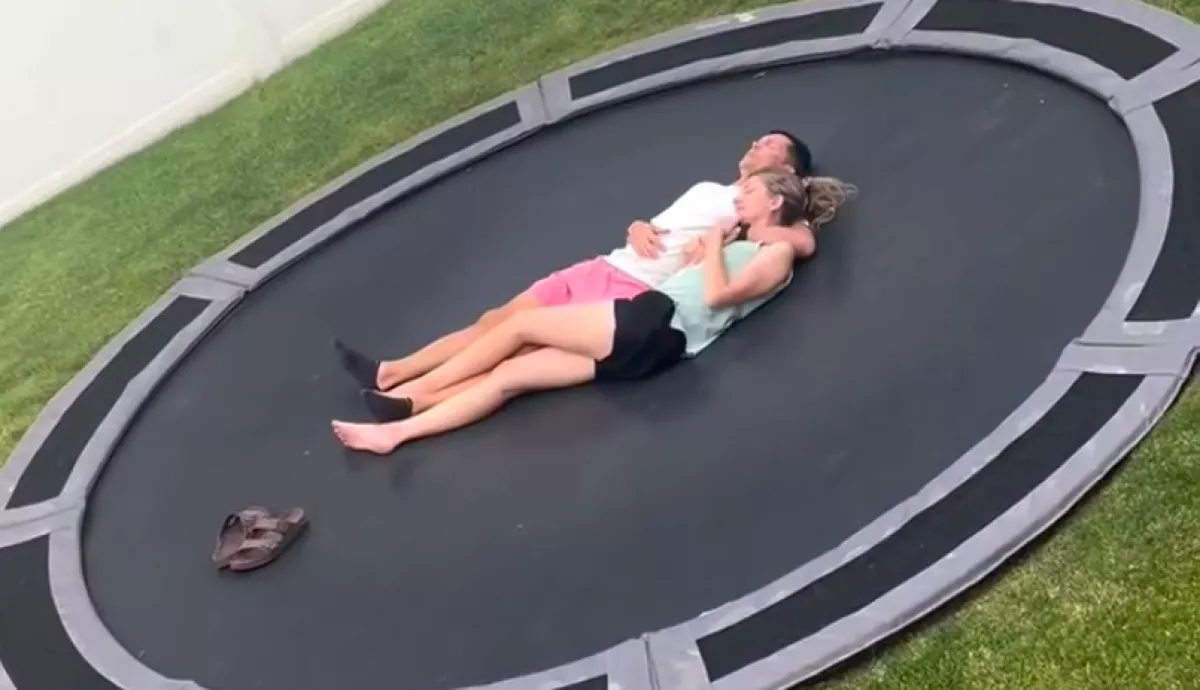 Ellenőrzi a lánya mobilját az anya: amit talál, váratlanul éri - Videó