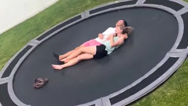 Ellenőrzi a lánya mobilját az anya: amit talál, váratlanul éri - Videó