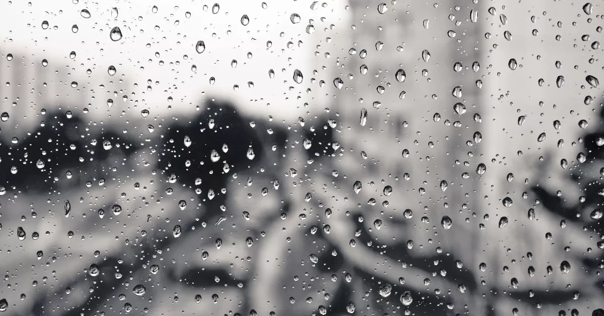 Felhőszakadás, zivatarok, viharos szél és jég: 9 vármegyére frissítették a riasztást