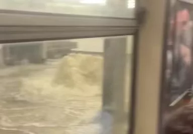 Itt a videó: elöntötte a metrót a víz a szakadó eső miatt - Káosz a tömegközlekedésben