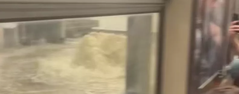 Itt a videó: elöntötte a metrót a víz a szakadó eső miatt - Káosz a tömegközlekedésben