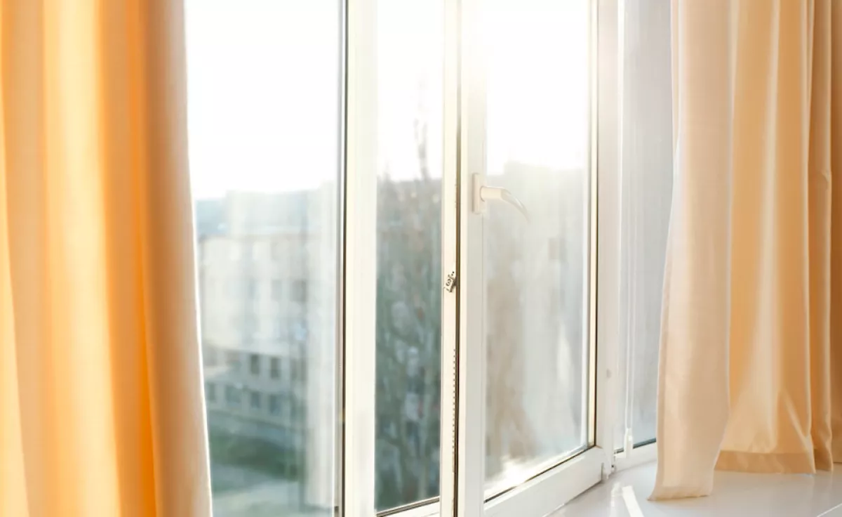 Ezért nem szabad rögtön becsukni az ablakot, miután kiszellőztettél