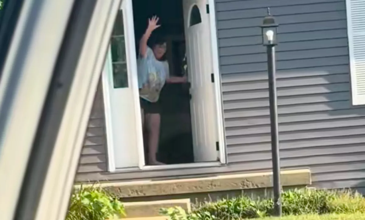 A gazdi anyukájánál kell maradnia a golden retrievernek néhány órát: a reakciója mindent elmond - Videó