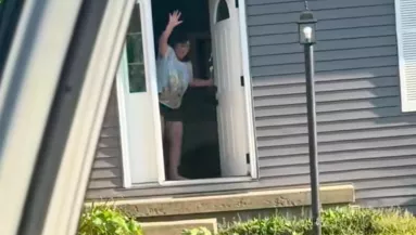 A gazdi anyukájánál kell maradnia a golden retrievernek néhány órát: a reakciója mindent elmond - Videó