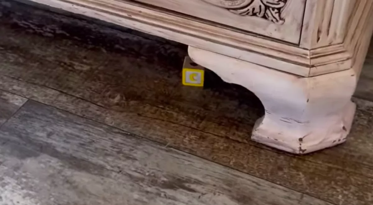 Három éve fekszik az építőkocka a szekrény alatt: az oka elviselhetetlen - Fotók