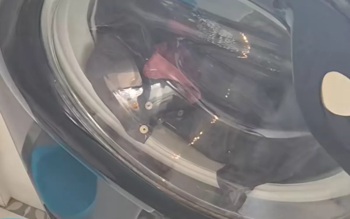 Ránéz a mosógépre az anya és meghűl az ereiben a vér - Videó