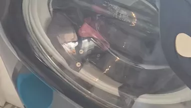 Ránéz a mosógépre az anya és meghűl az ereiben a vér - Videó