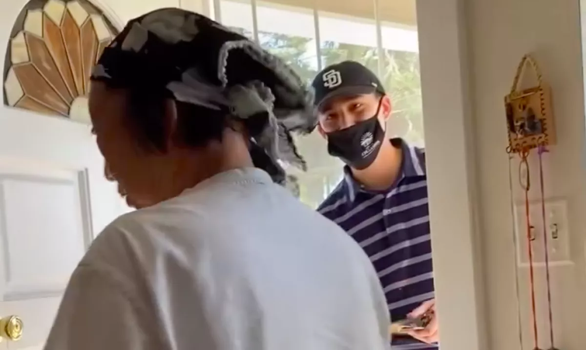 Behívja vacsorázni a futárt a nagyi: aztán hirtelen elerednek a könnyei - Videó