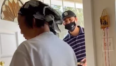 Behívja vacsorázni a futárt a nagyi: aztán hirtelen elerednek a könnyei - Videó