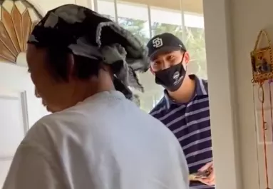 Behívja vacsorázni a futárt a nagyi: aztán hirtelen elerednek a könnyei - Videó