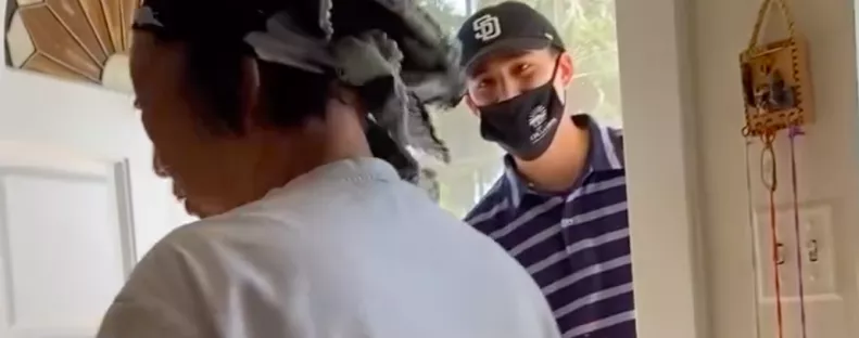 Behívja vacsorázni a futárt a nagyi: aztán hirtelen elerednek a könnyei - Videó