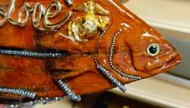 Furcsa haldekorációt talál a nő a turkálóban: most az egész családja retteghet - Videó